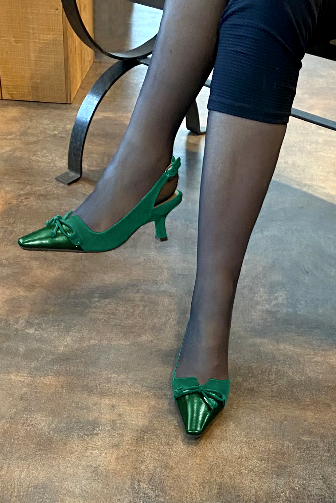 Emerald green women's open back shoes, with a knot. Tapered toe. Medium spool heels. Worn view - Florence KOOIJMAN